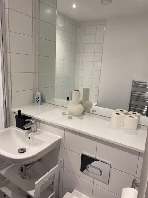 Modern Trafford 1Br Apartment-Free Parking-Cinema Room Manchester Exterior photo