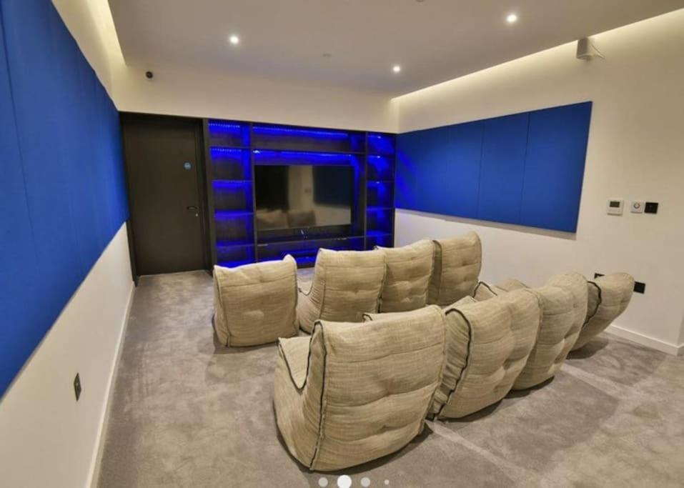 Modern Trafford 1Br Apartment-Free Parking-Cinema Room Manchester Exterior photo